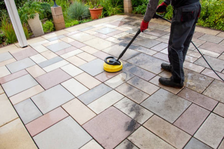 Terrassenreinigung , Terrasse wird gereinigt ..